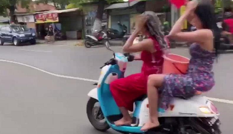 Video Viral 2 Gadis Cantik di Mojokerto Keramas sambil Mengendarai Motor, Pelaku Diamankan