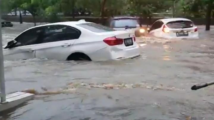 Video Viral BMW Hanyut Dibawa Banjir, Ini Kata Pemiliknya