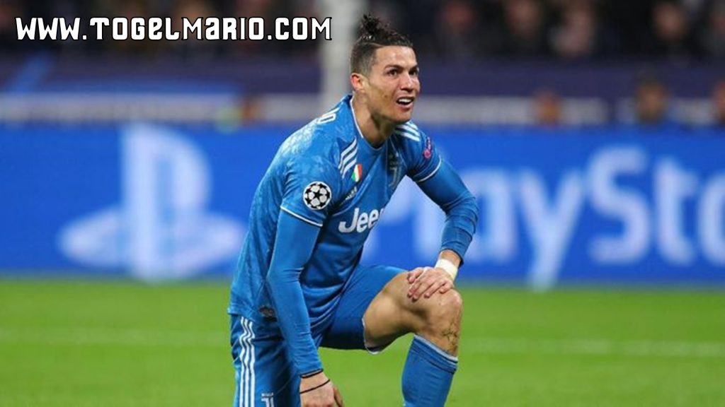 Cristiano Ronaldo Ditanyain Nih: Jenguk Ibu Kok Fotonya di Kolam?